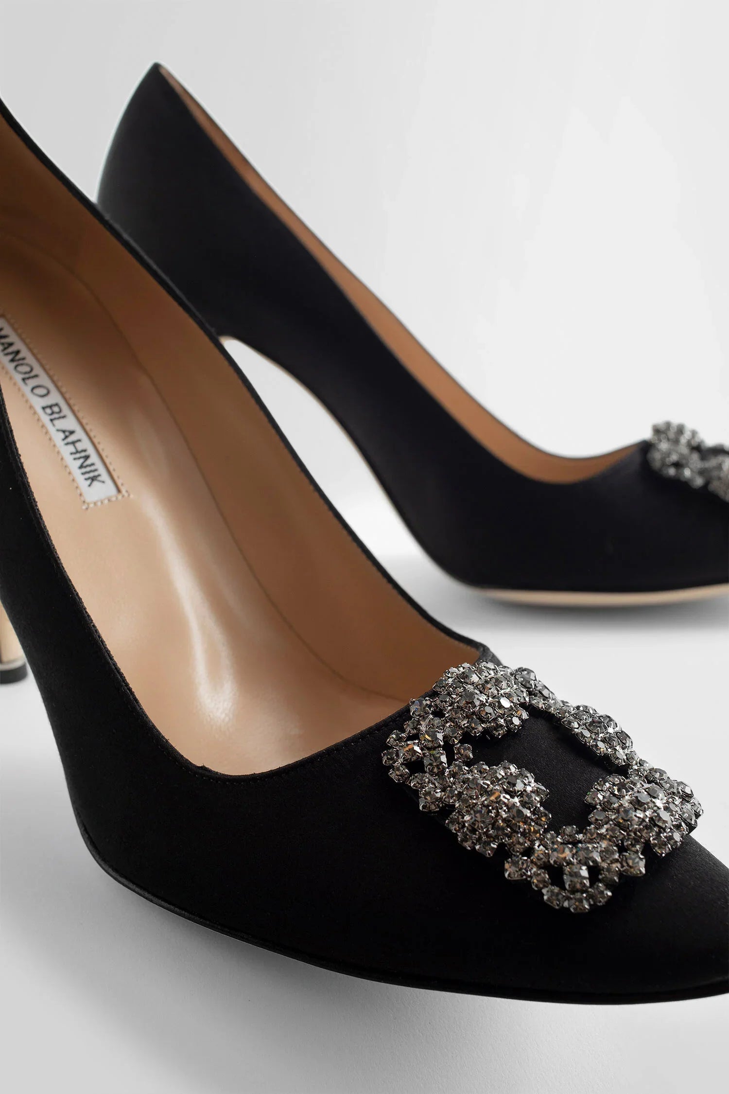 MANOLO BLAHNIK WOMAN BLACK PUMPS - Antonioli.eu