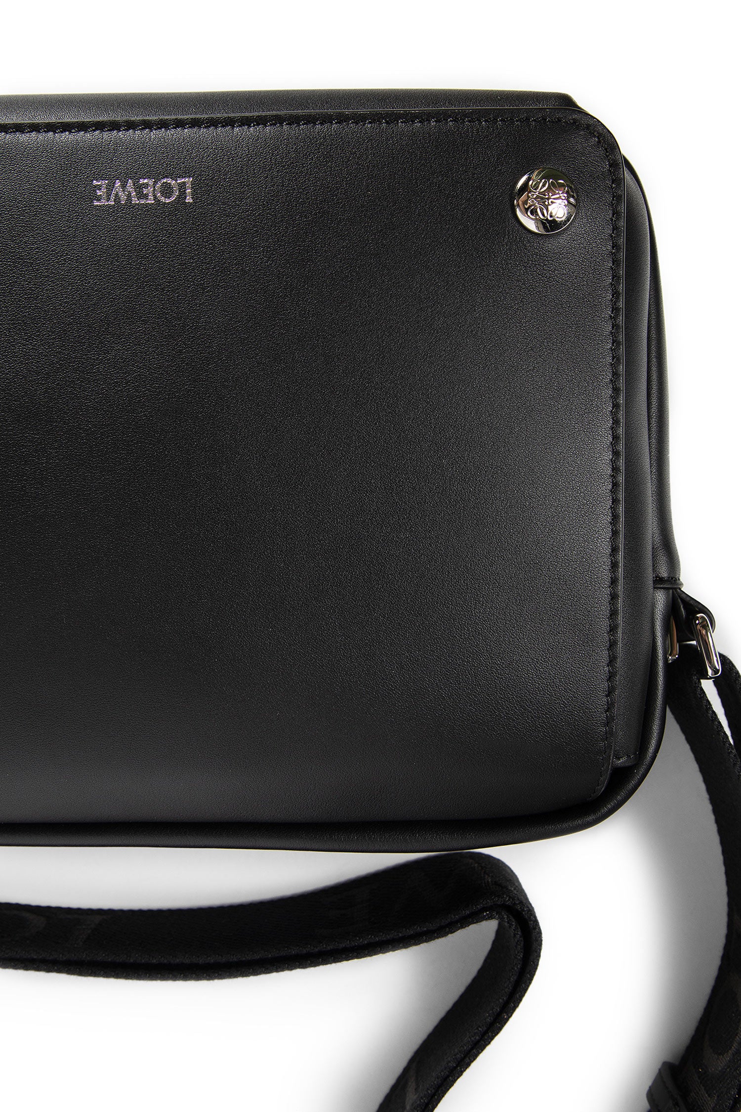 Medium Pebble Messenger Bag