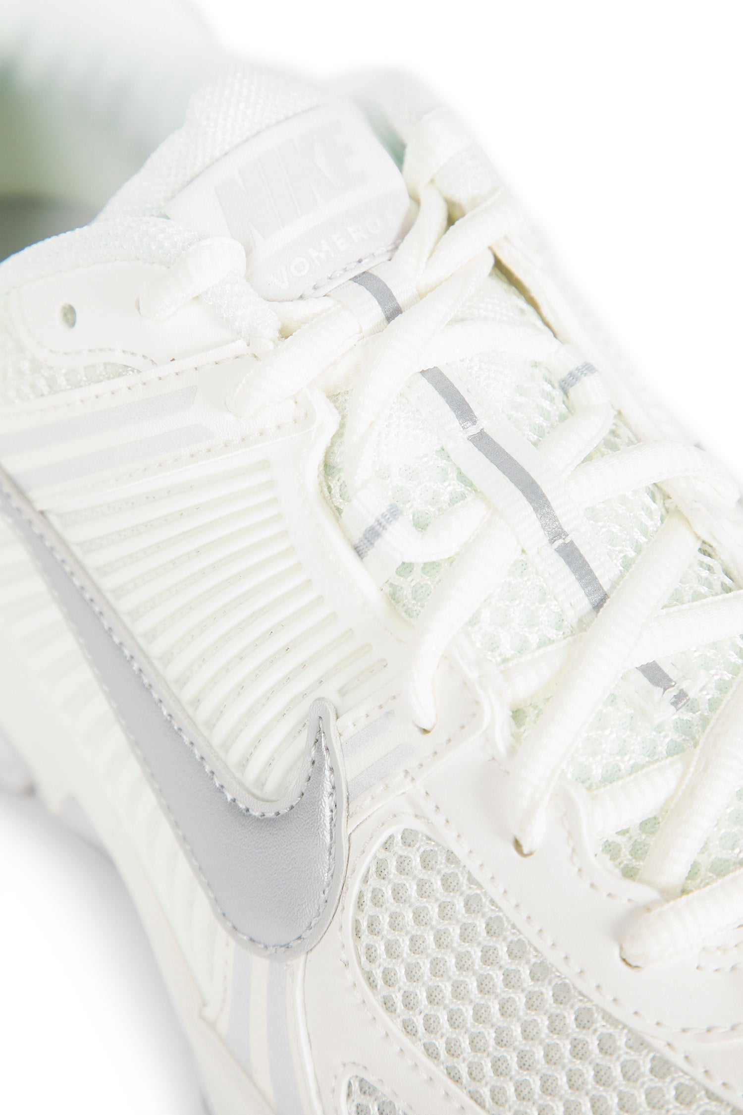 NIKE UNISEX WHITE SNEAKERS