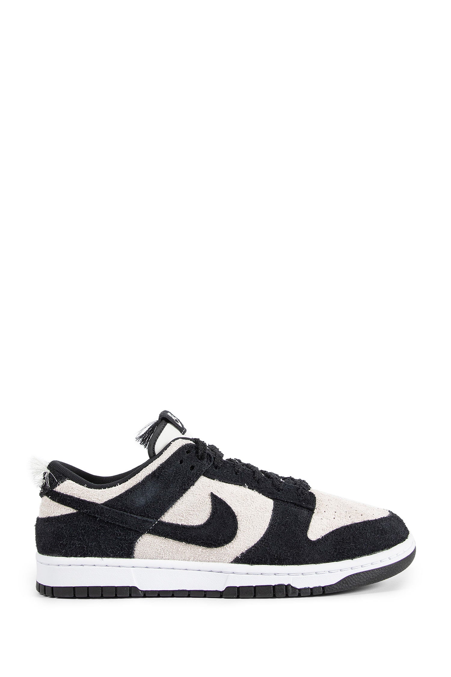 Dunk Low Retro SE Sneakers