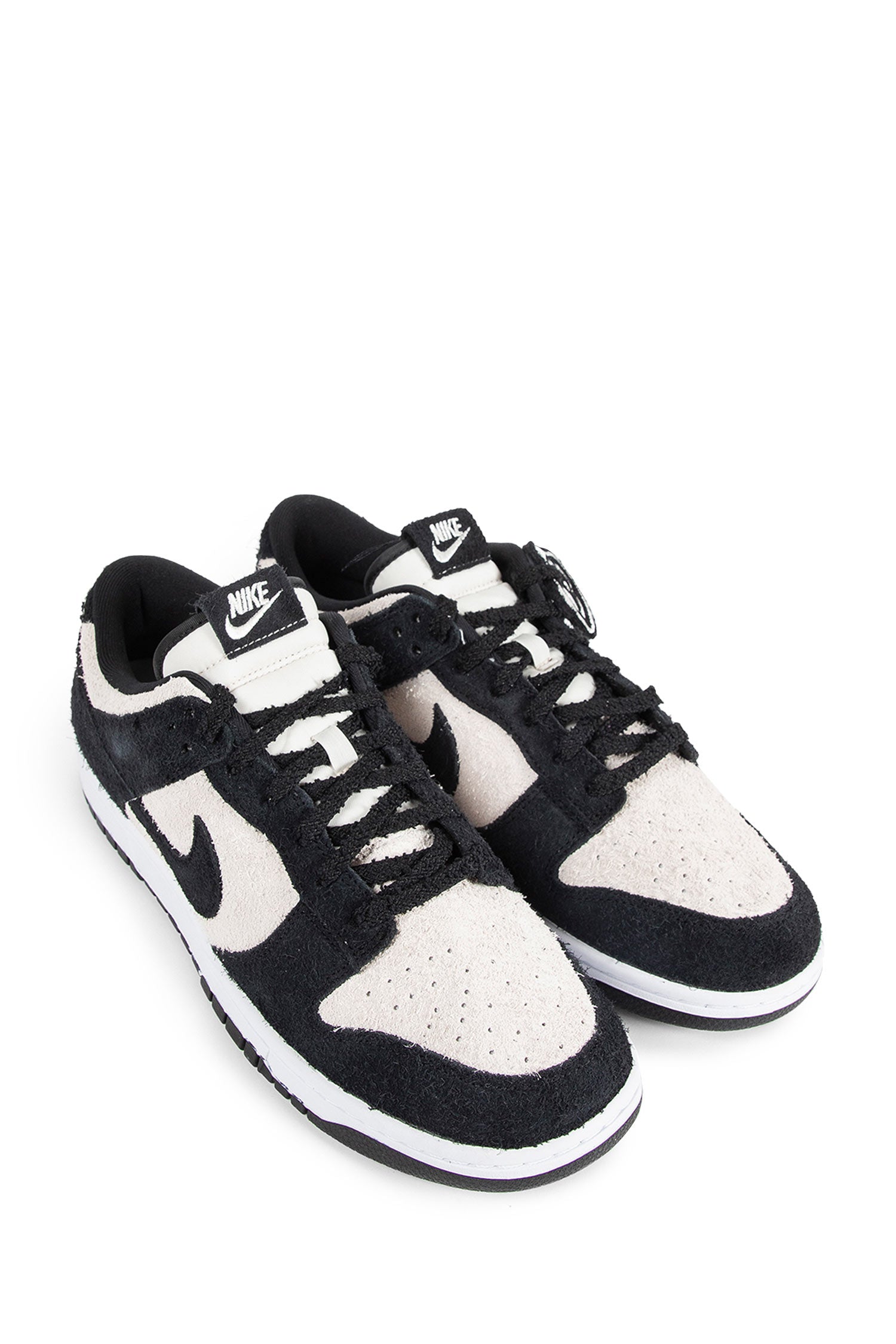 Dunk Low Retro SE Sneakers