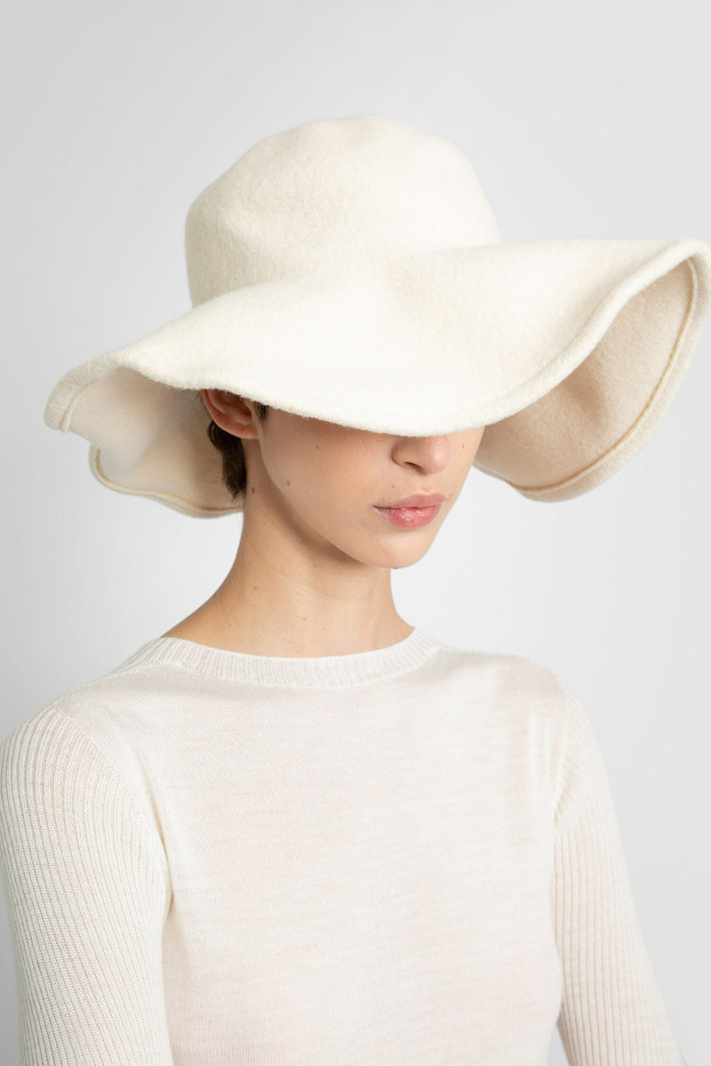 SCHA WOMAN WHITE HATS