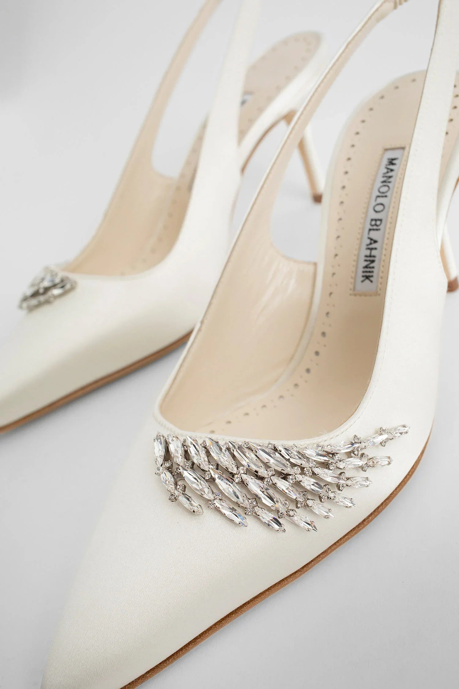 MANOLO BLAHNIK WOMAN OFF-WHITE PUMPS - Antonioli.eu