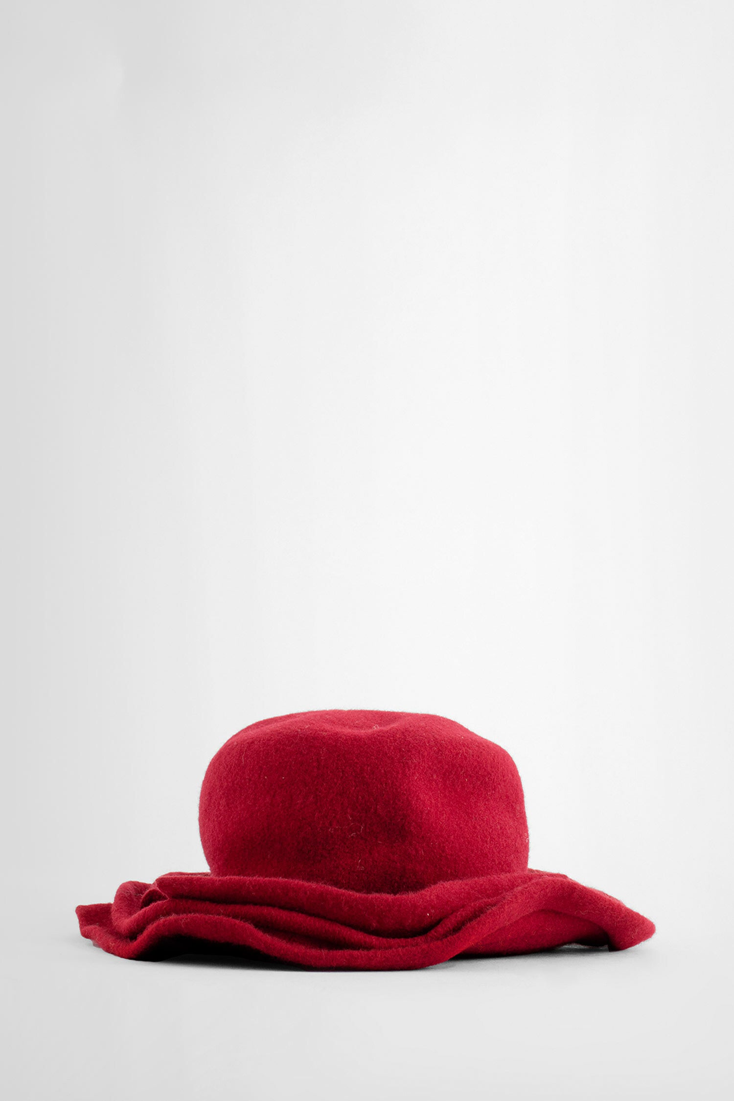 SCHA WOMAN RED HATS