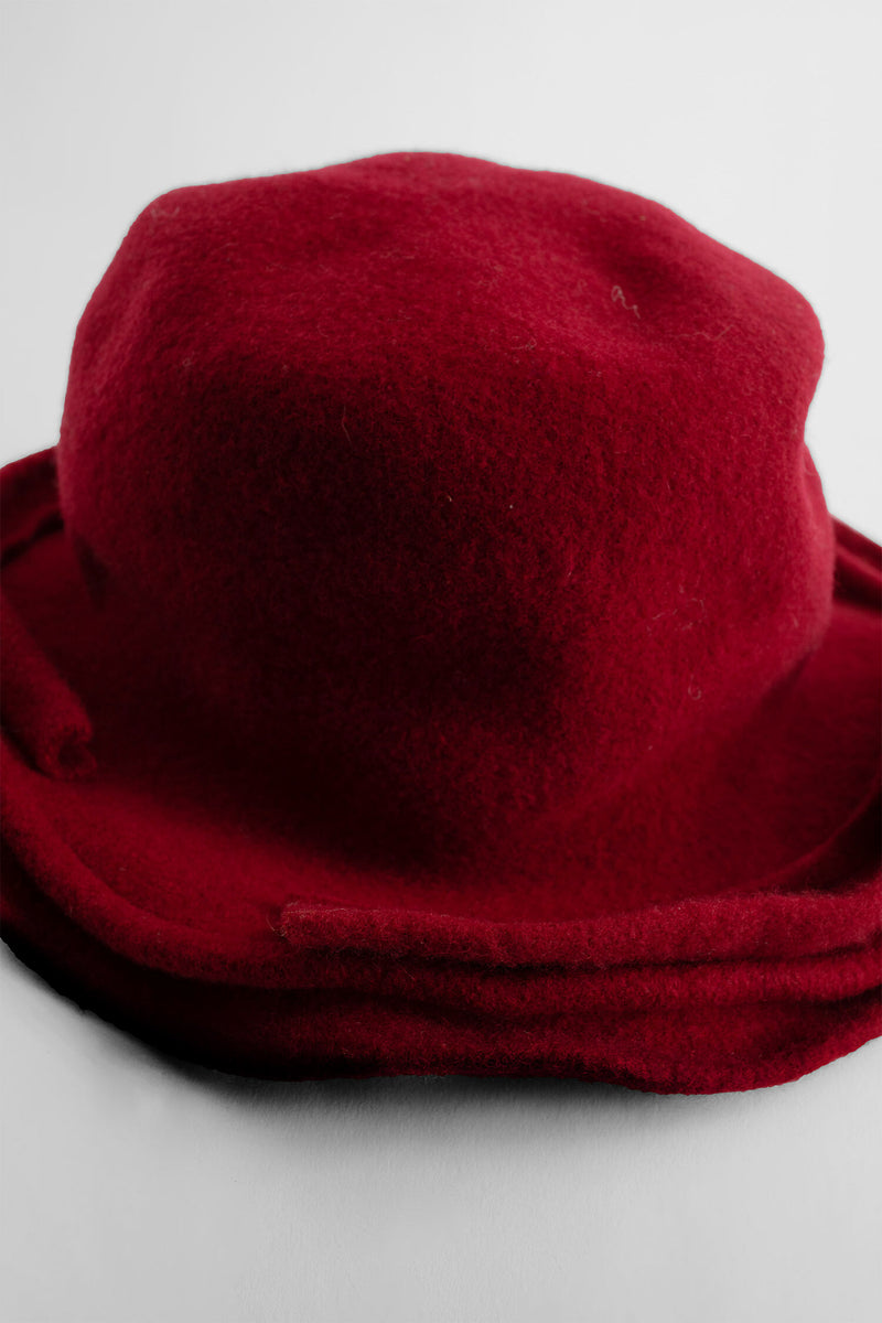 SCHA WOMAN RED HATS