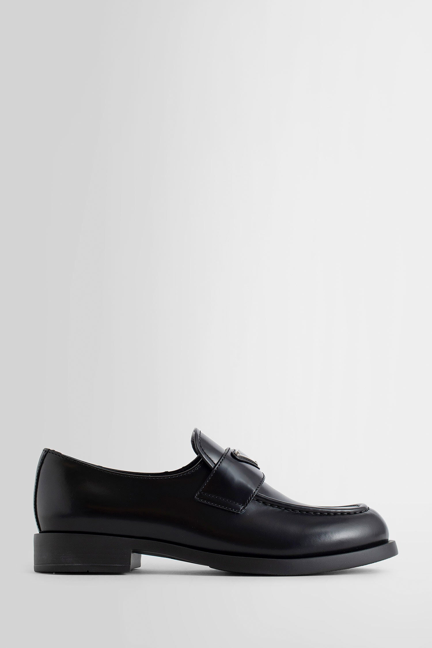 PRADA WOMAN BLACK FLATS