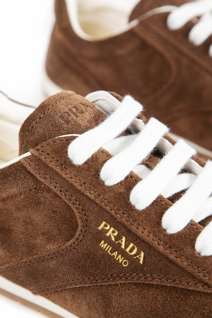 Sneakers in Suede
