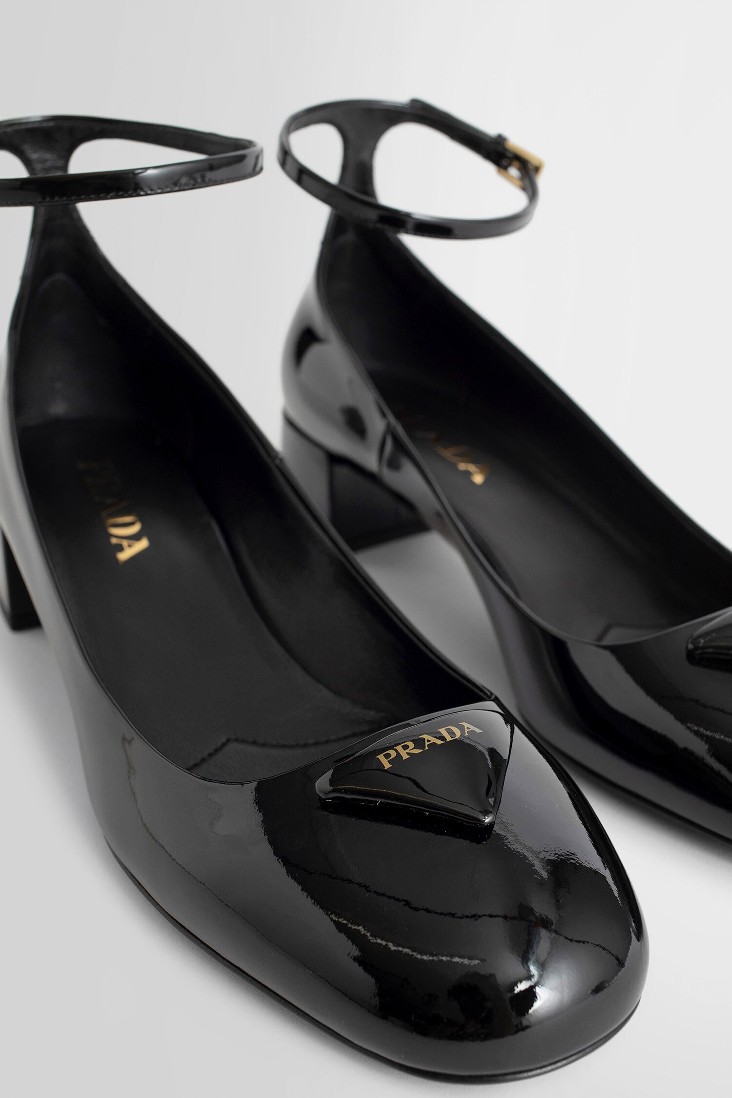 PRADA WOMAN BLACK FLATS