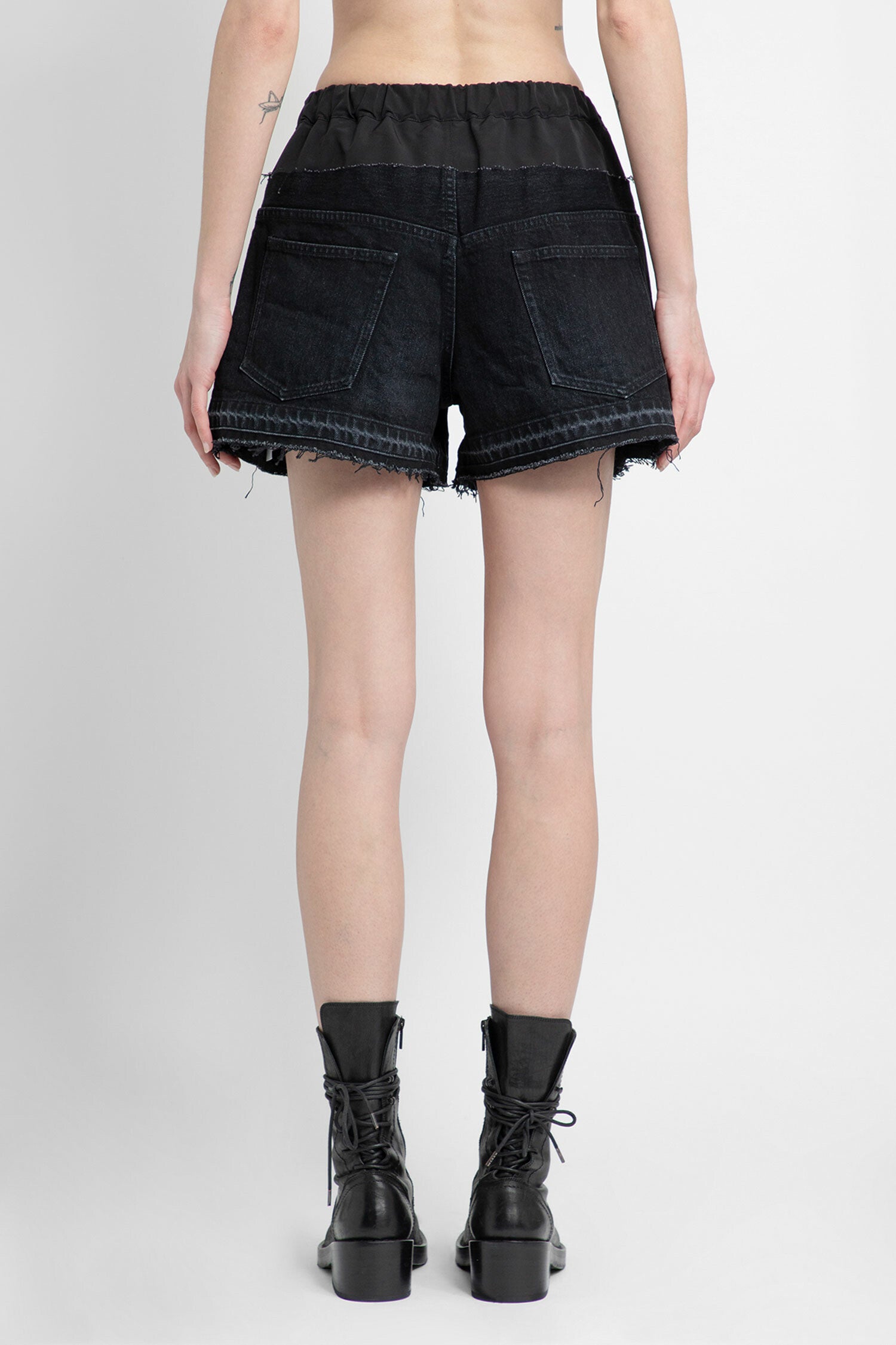 SACAI WOMAN BLACK SHORTS