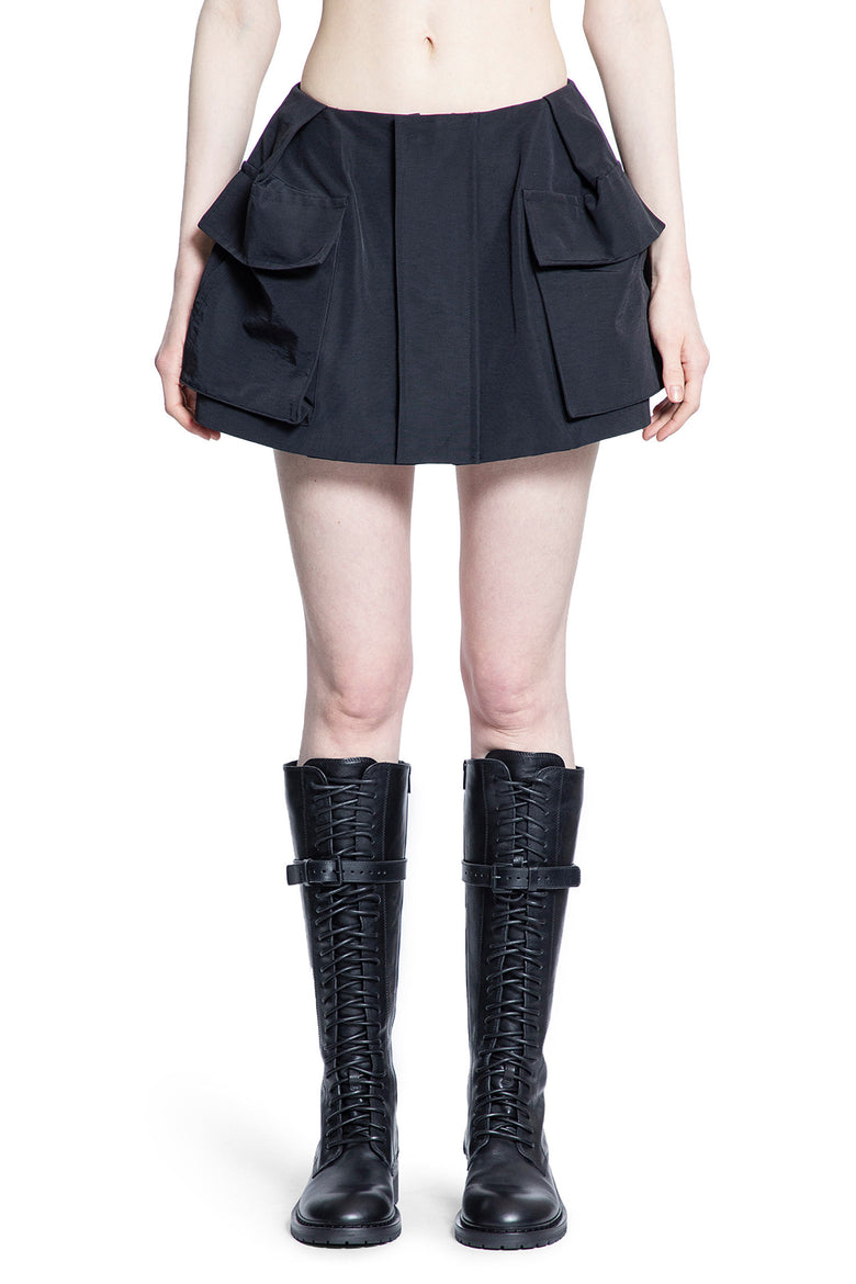 SACAI WOMAN BLACK SHORTS