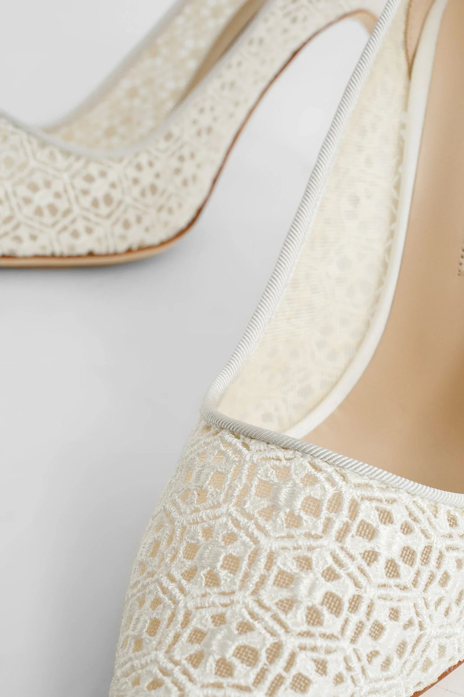 MANOLO BLAHNIK WOMAN WHITE PUMPS - Antonioli.eu