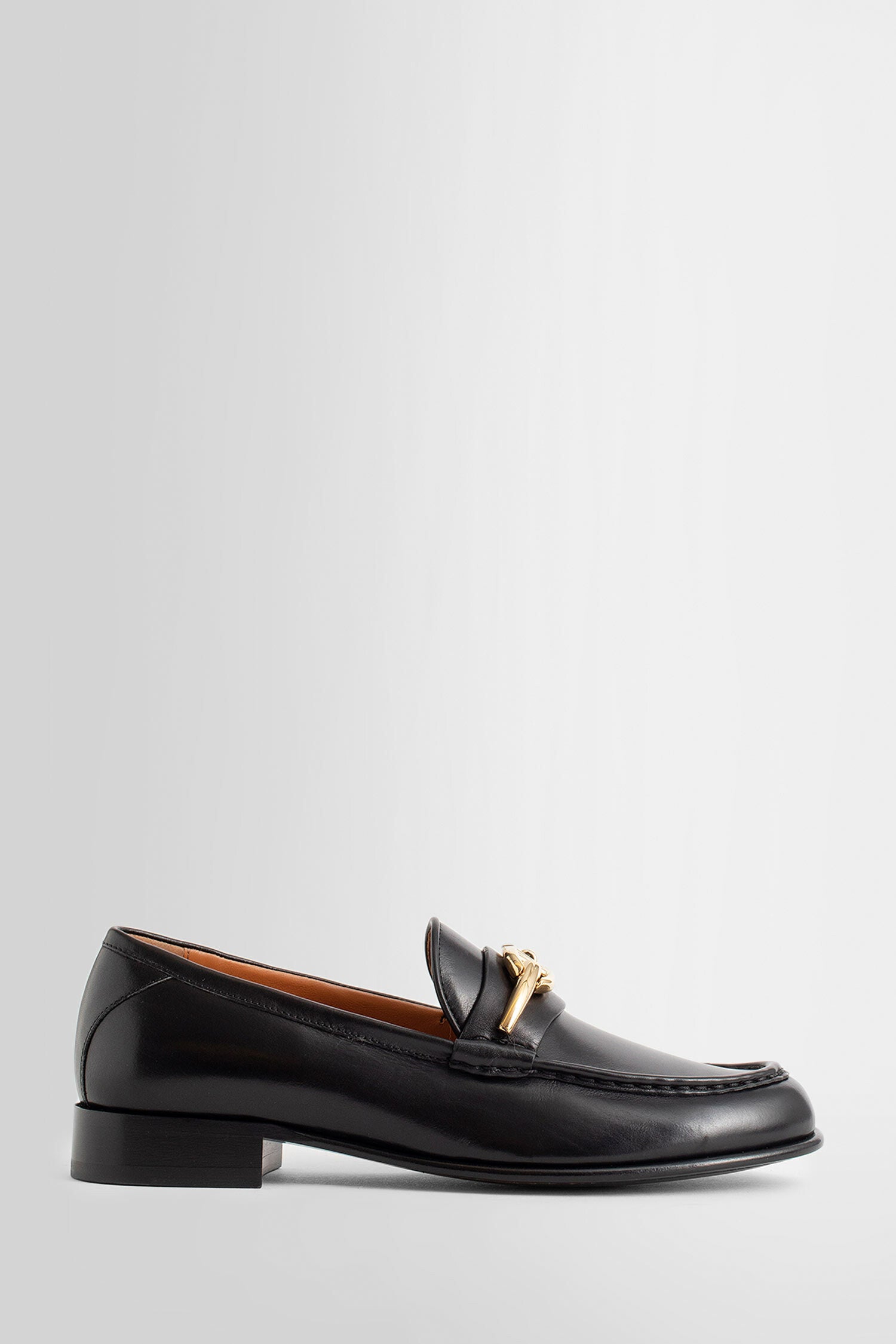 VALENTINO WOMAN BLACK LOAFERS & FLATS