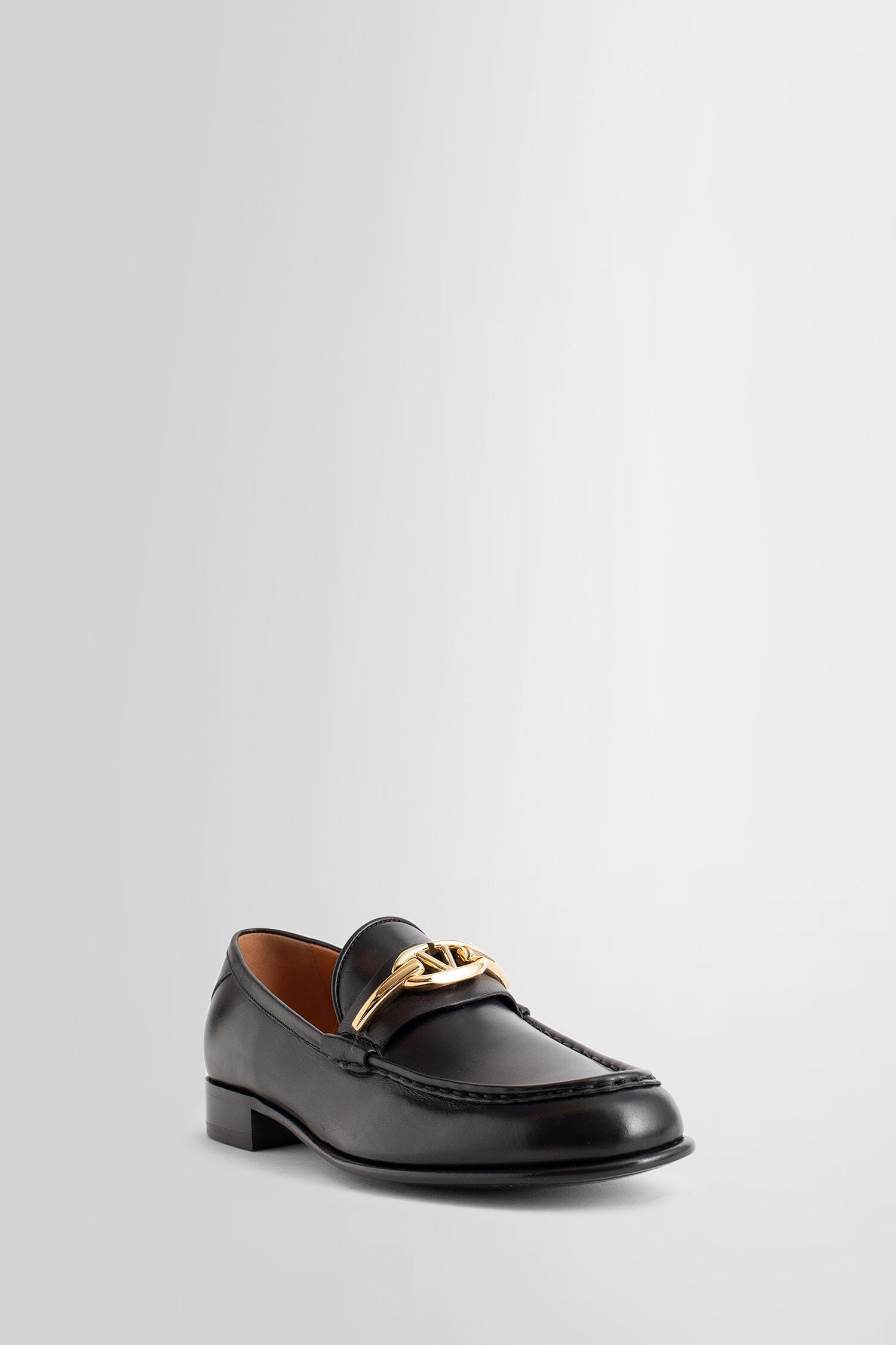 VALENTINO WOMAN BLACK LOAFERS & FLATS