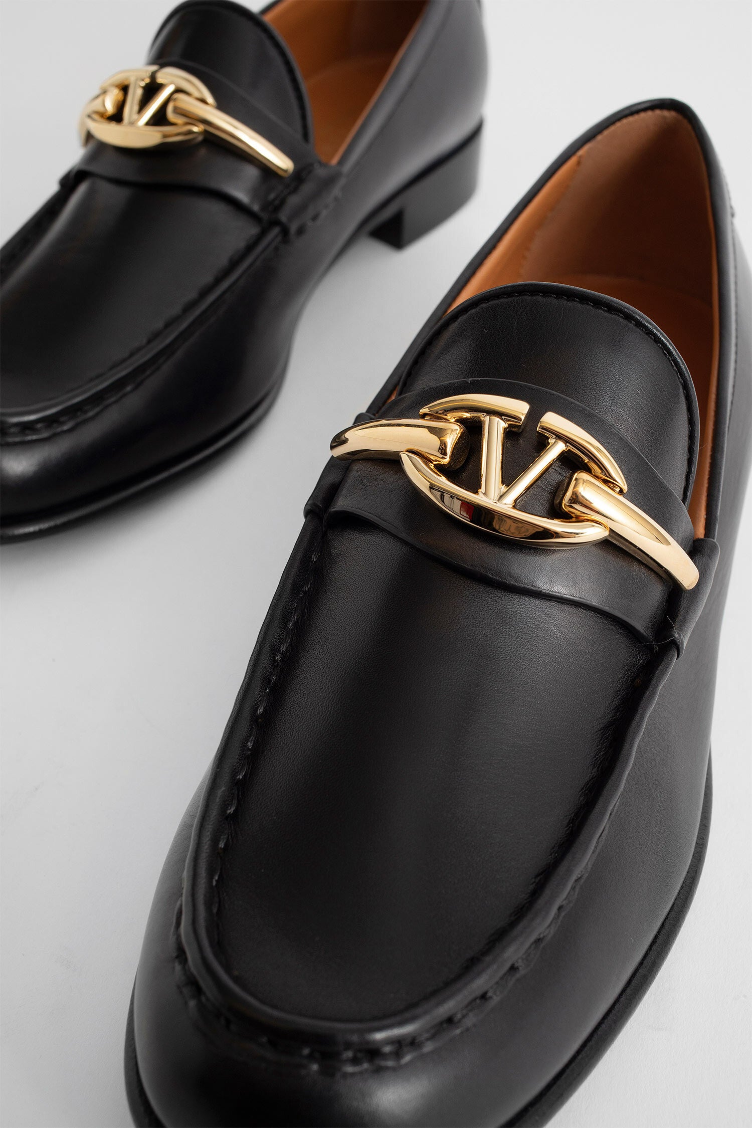 VALENTINO WOMAN BLACK LOAFERS & FLATS
