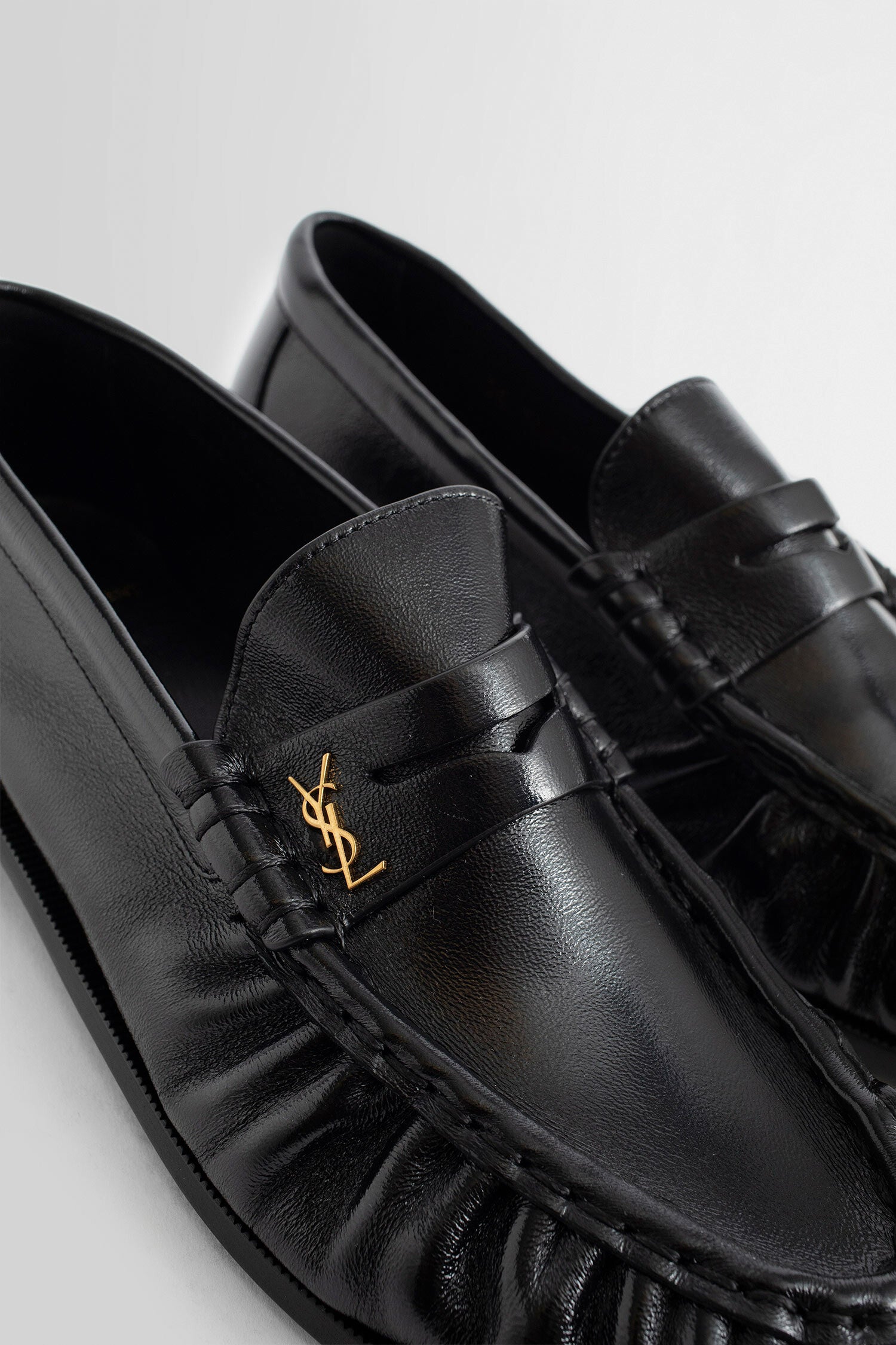 SAINT LAURENT WOMAN BLACK LOAFERS & FLATS