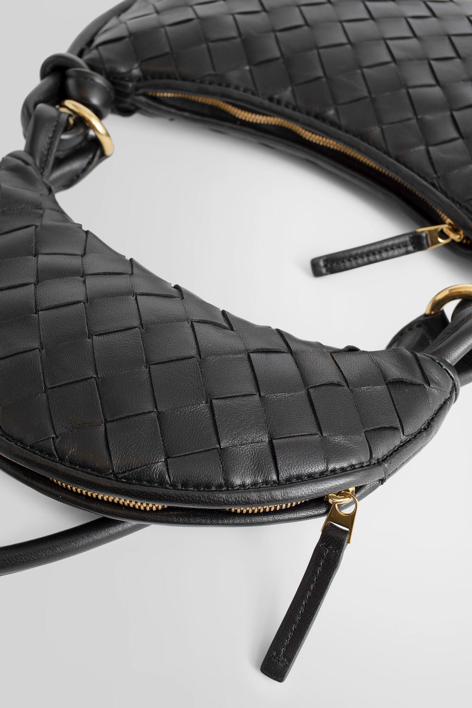 BOTTEGA VENETA WOMAN BLACK SHOULDER BAGS