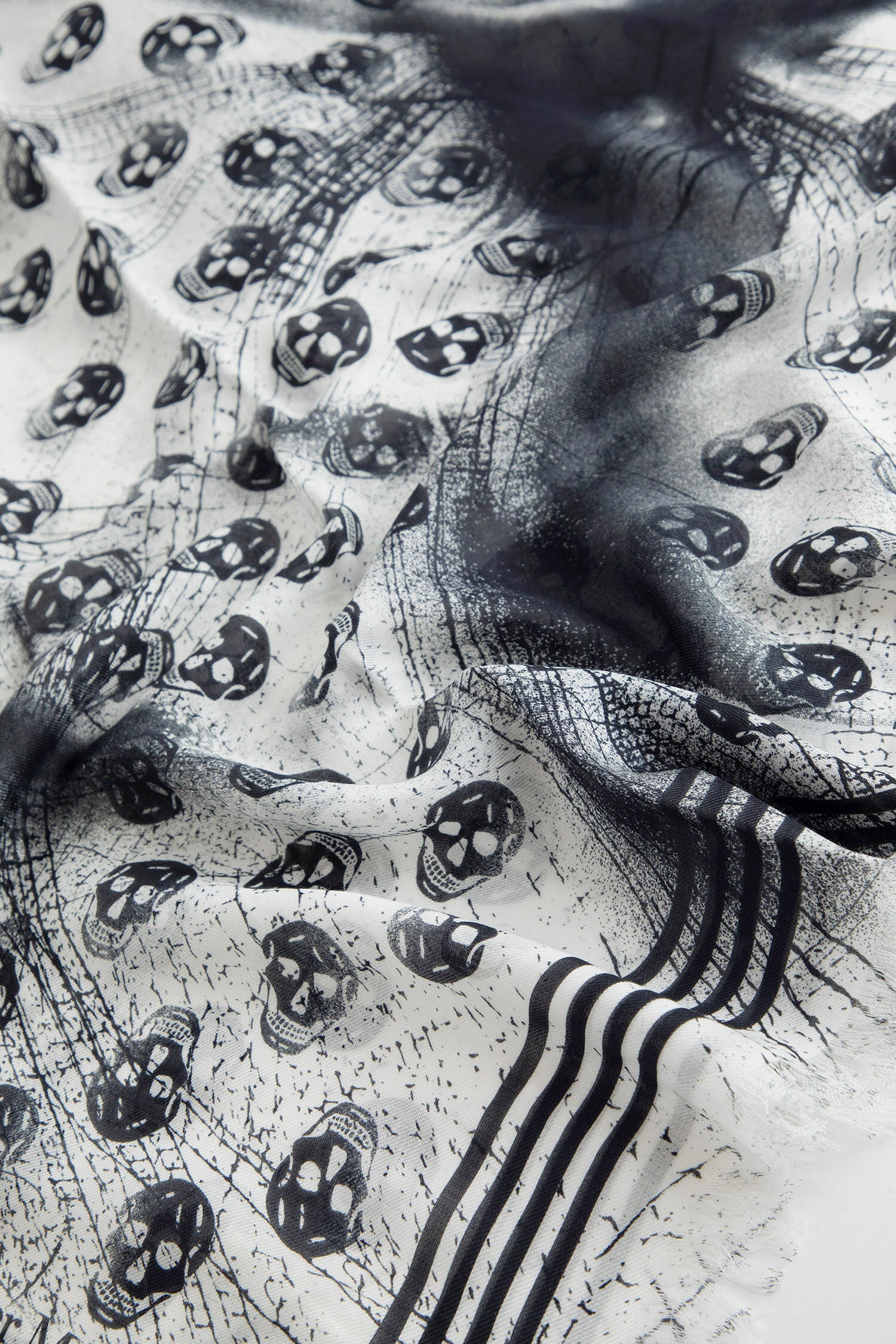 ALEXANDER MCQUEEN MAN BLACK&WHITE SCARVES