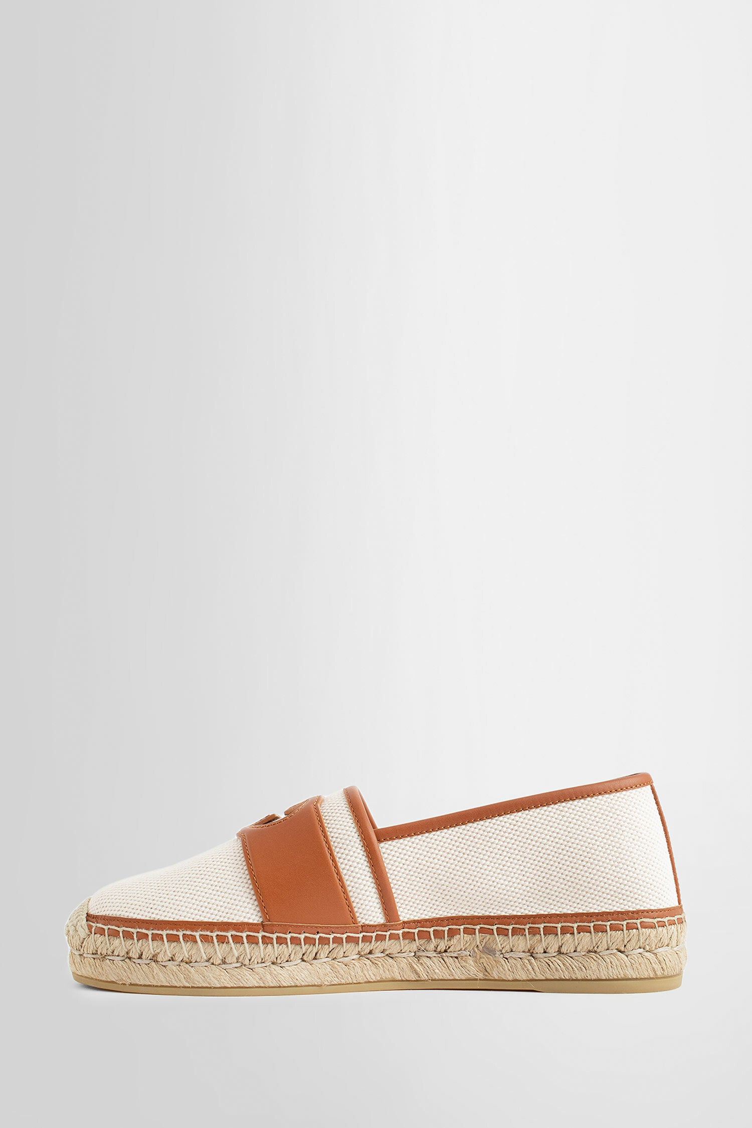GUCCI MAN OFF-WHITE LOAFERS & FLATS