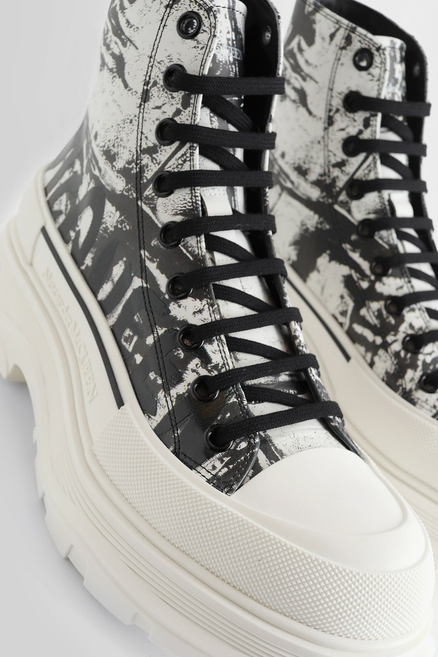 ALEXANDER MCQUEEN MAN BLACK&WHITE BOOTS