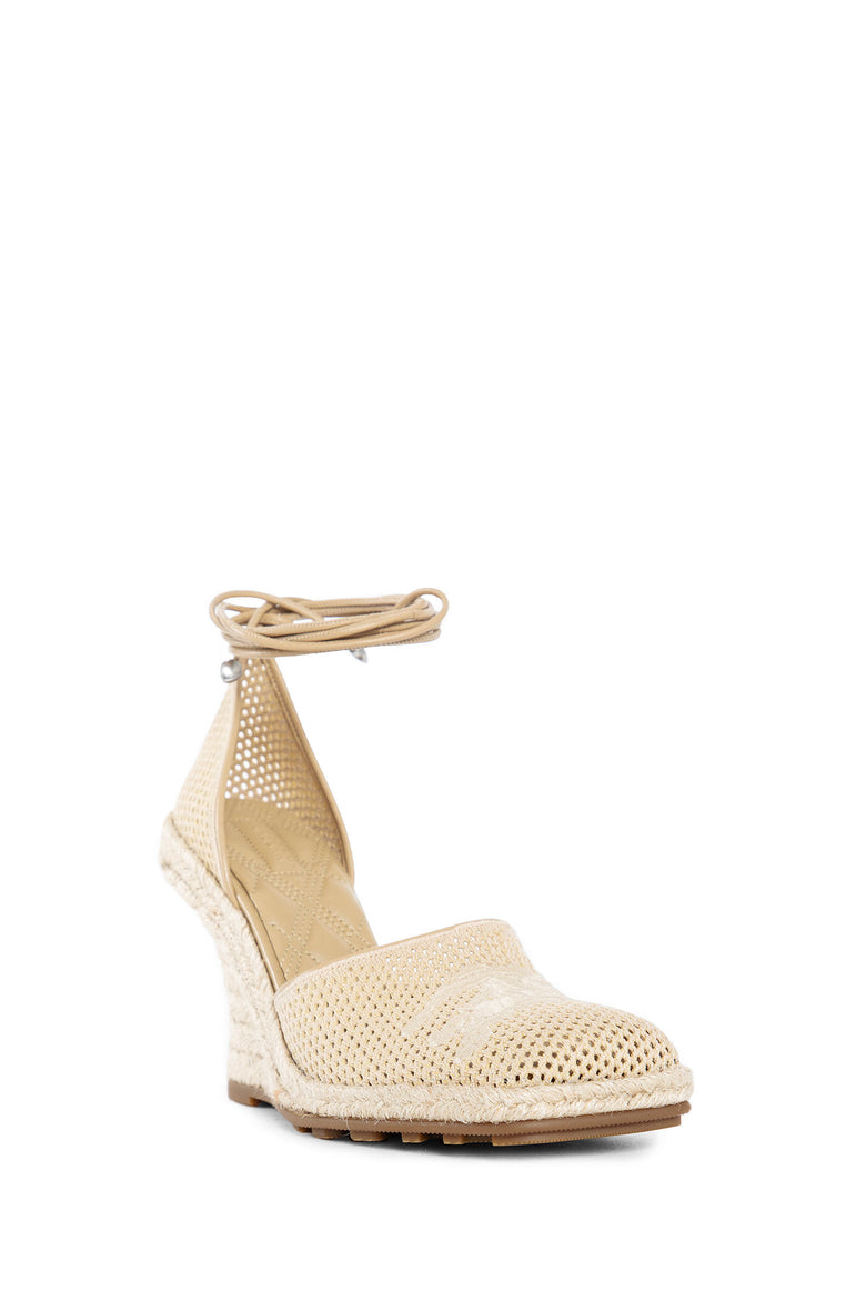 BURBERRY WOMAN BEIGE PUMPS