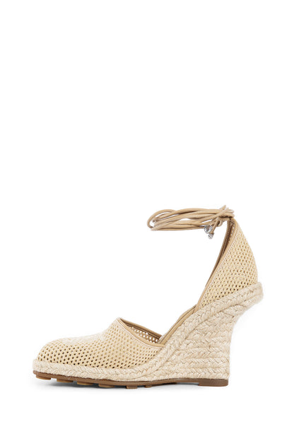 BURBERRY WOMAN BEIGE PUMPS