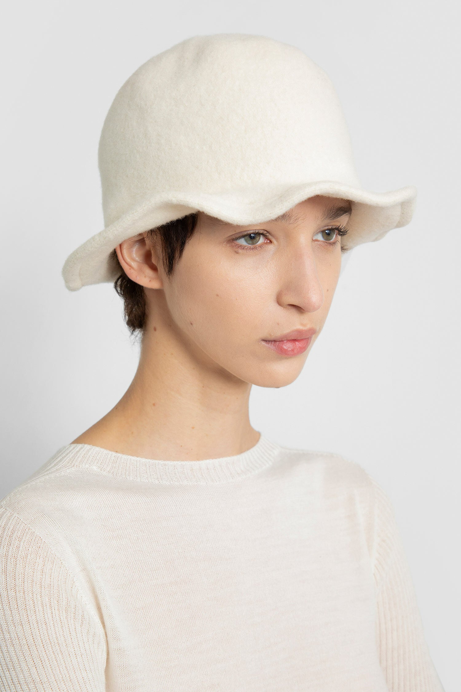 SCHA WOMAN WHITE HATS