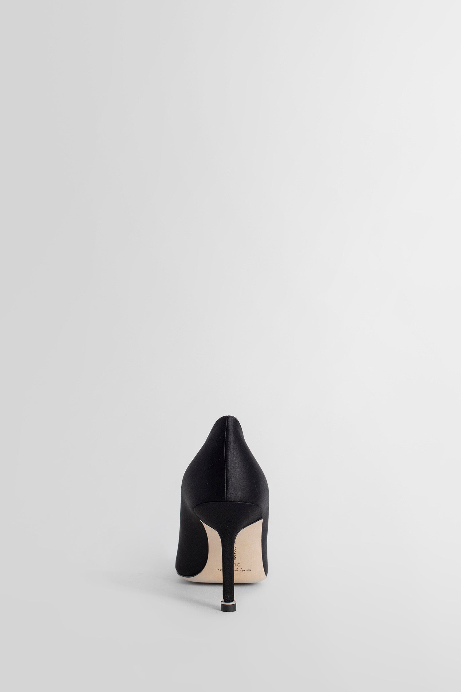 MANOLO BLAHNIK WOMAN BLACK PUMPS