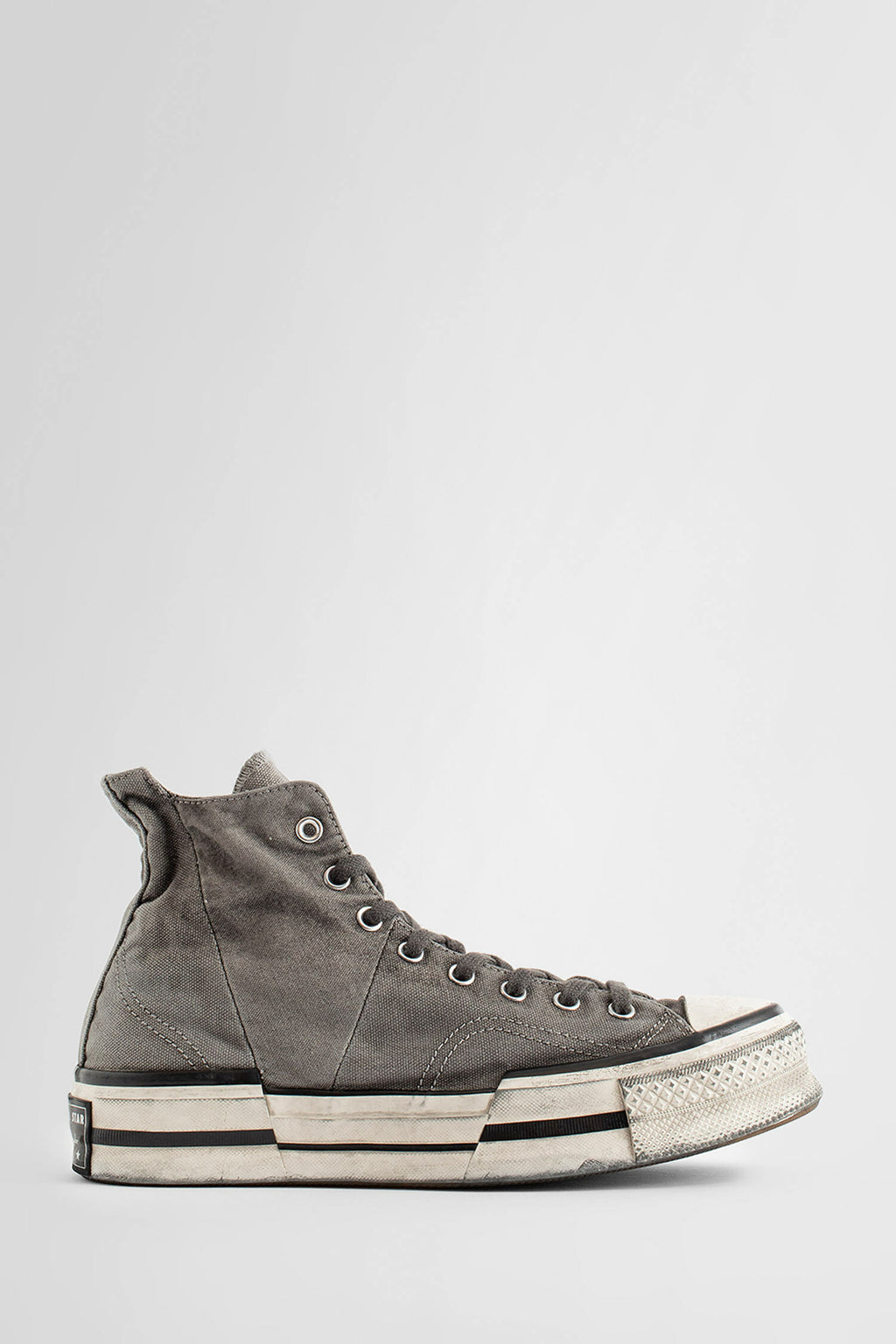 Converse on sale grey sneakers