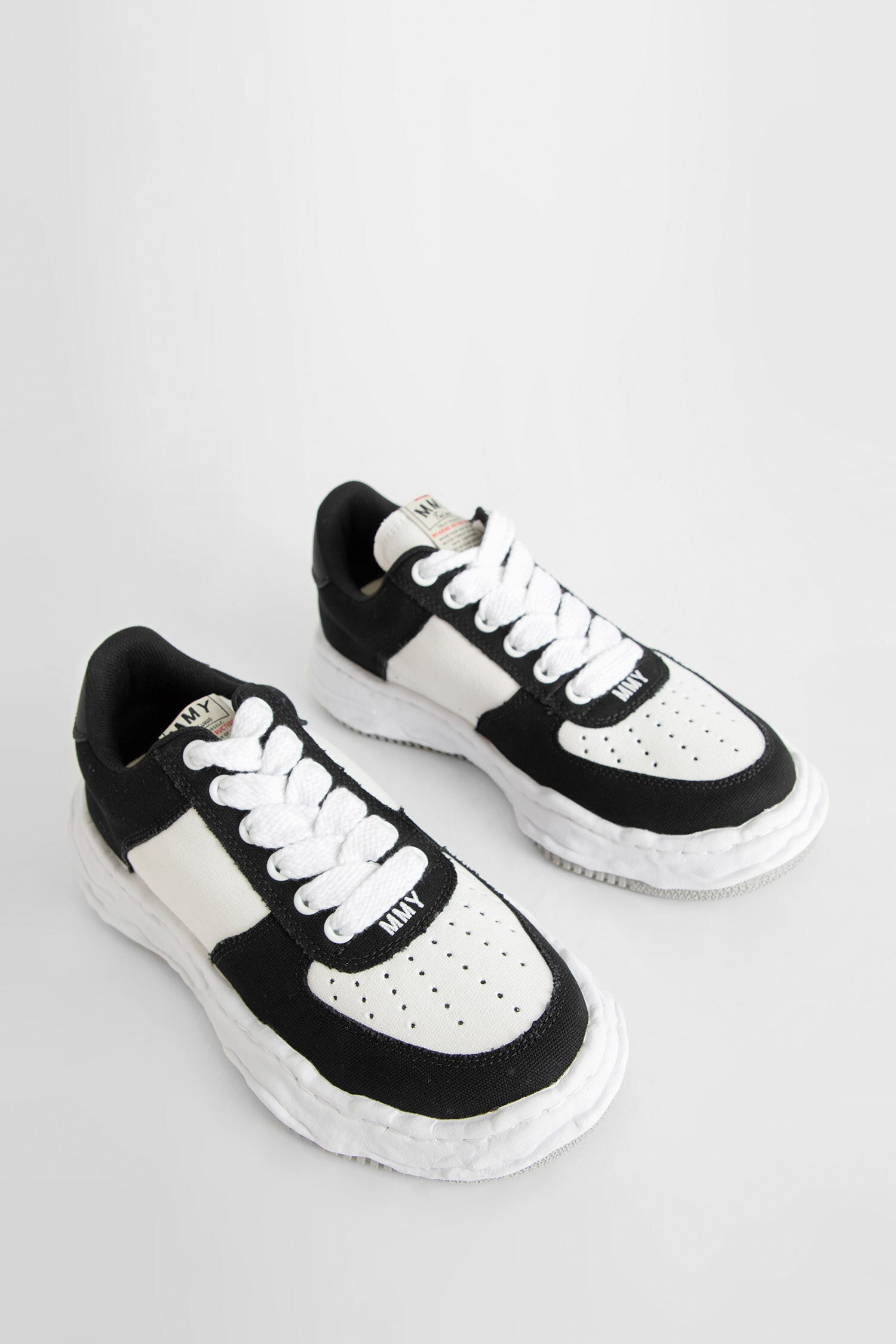 MAISON MIHARA YASUHIRO UNISEX BLACK&WHITE SNEAKERS