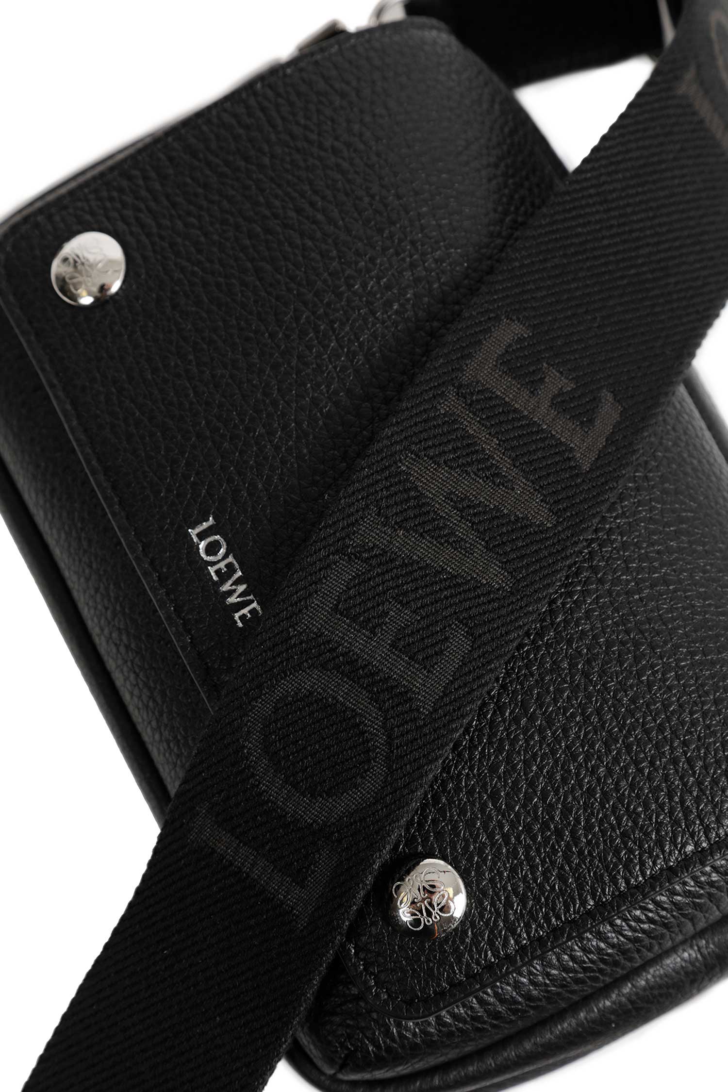 LOEWE Pebble Messenger Small man