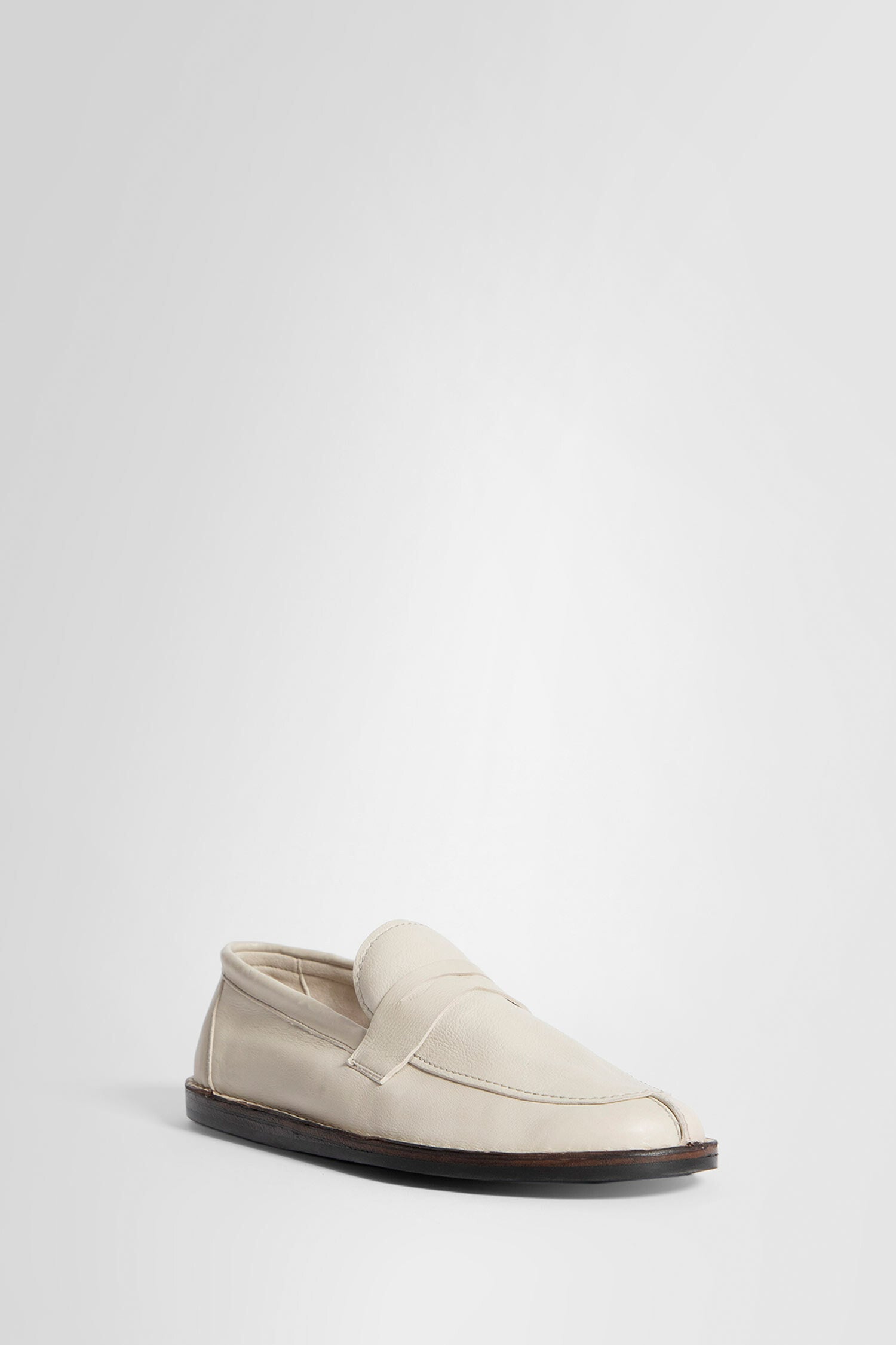 THE ROW WOMAN OFF-WHITE LOAFERS