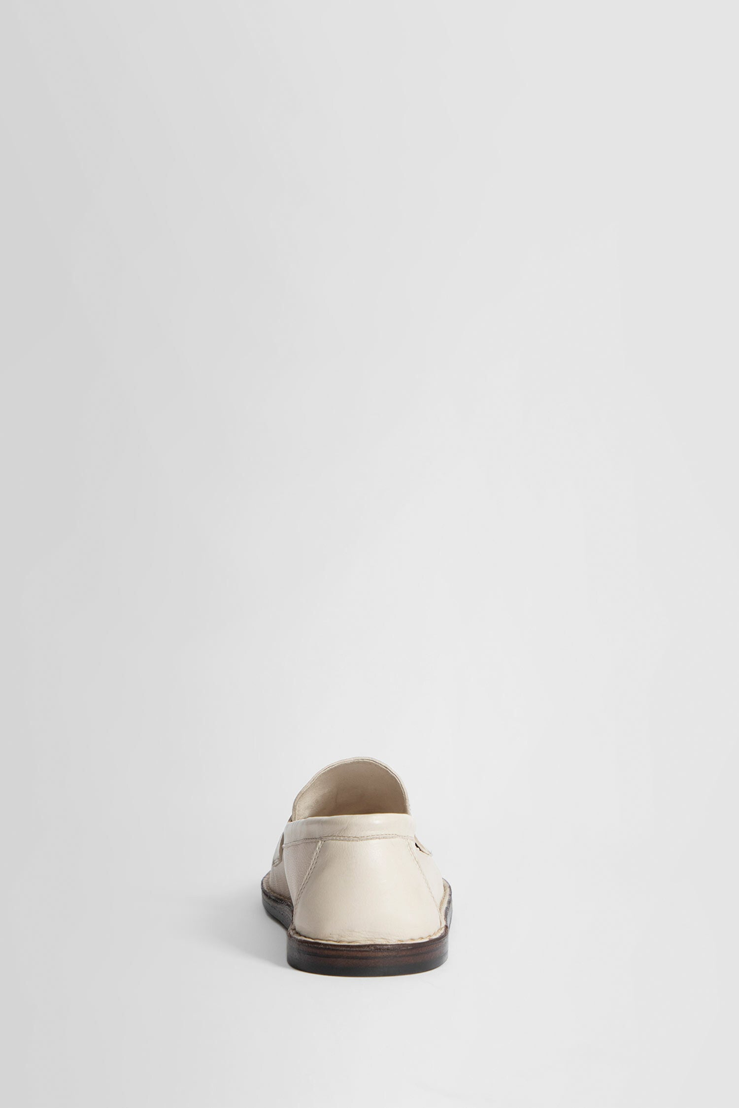 THE ROW WOMAN OFF-WHITE LOAFERS