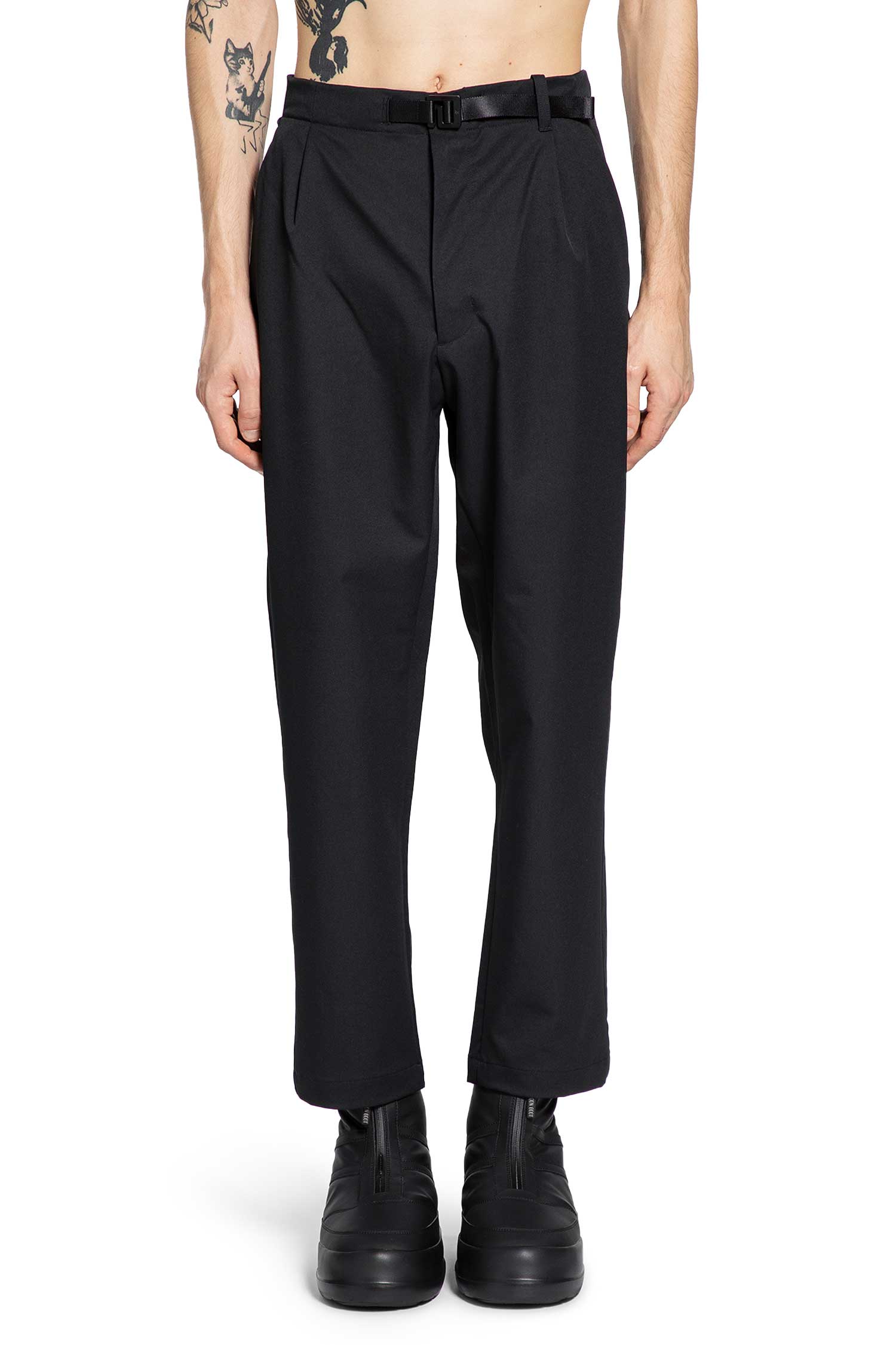 One Tuck Tapered Stretch Pants