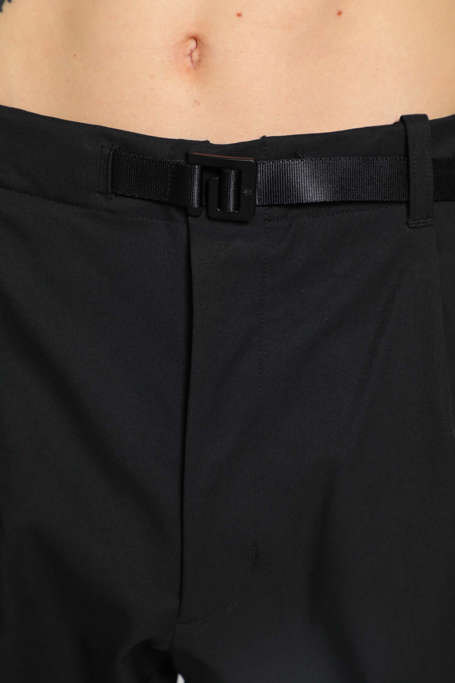 One Tuck Tapered Stretch Pants