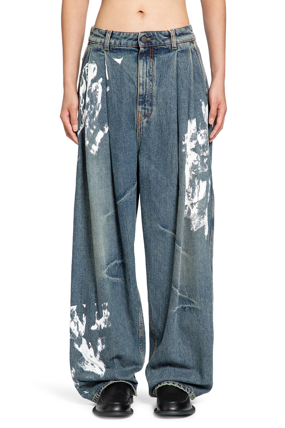 Pleated Jeans in Washed Denim