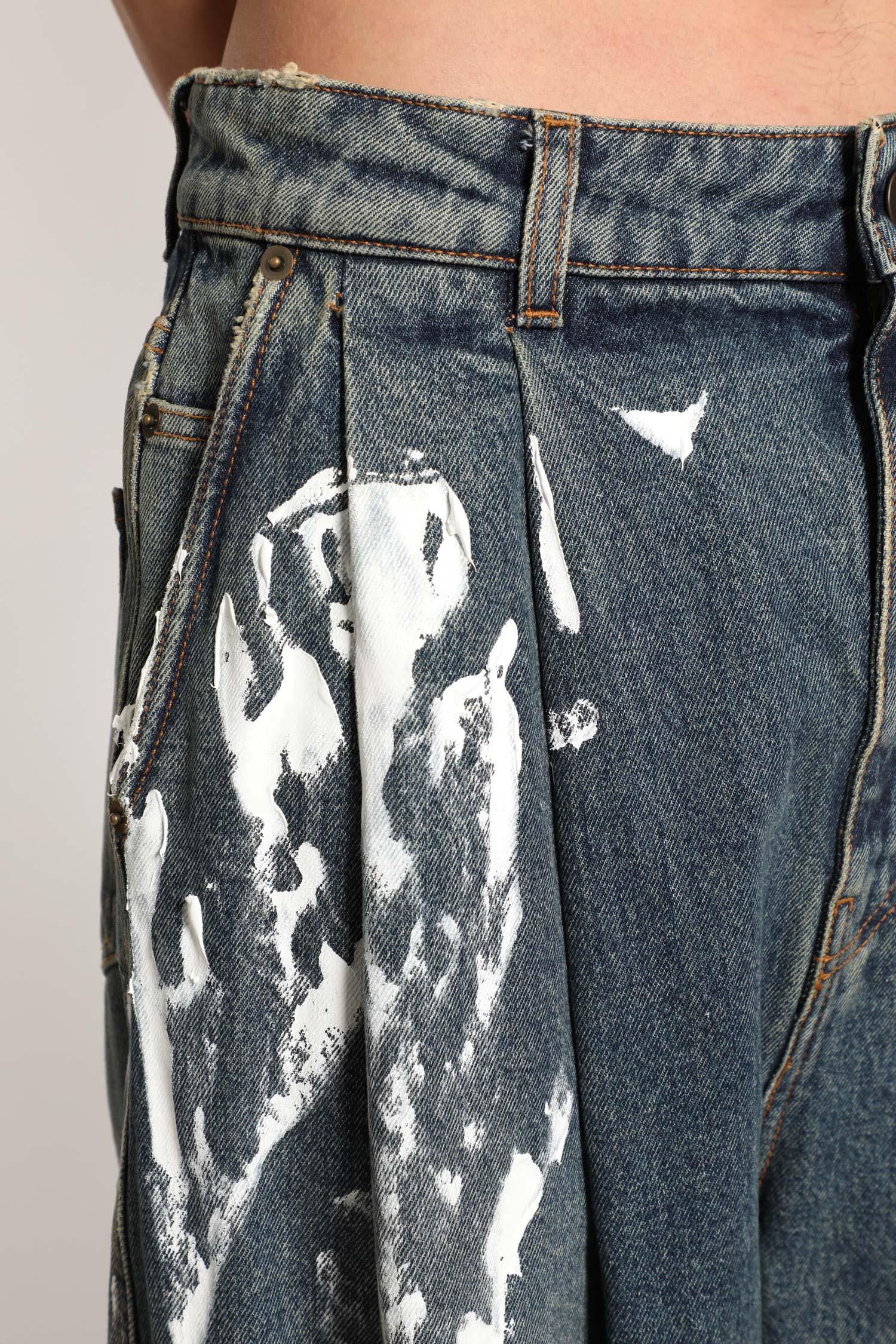 Pleated Jeans in Washed Denim