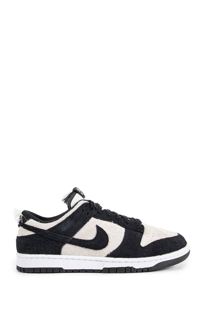 Dunk Low Retro SE Sneakers