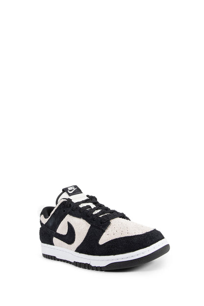 Dunk Low Retro SE Sneakers