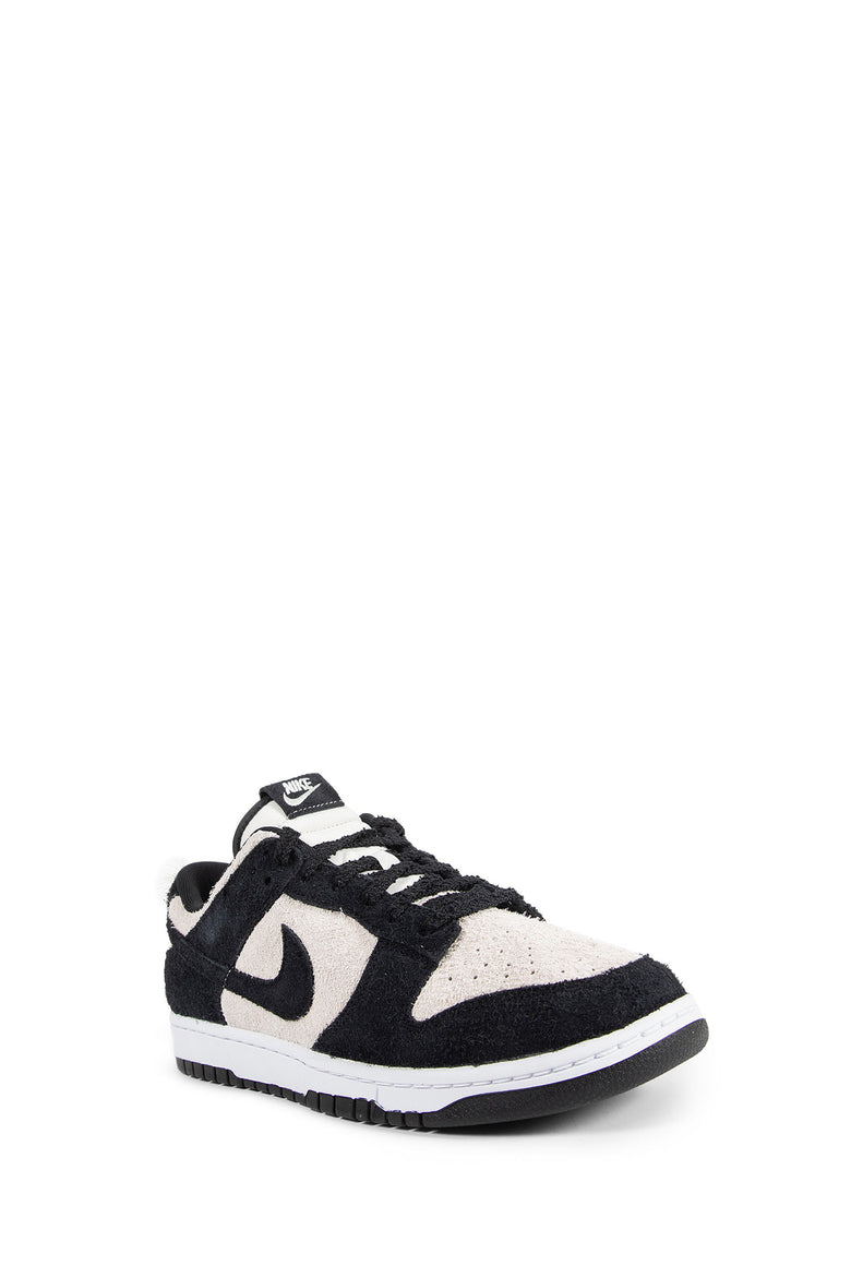 Dunk Low Retro SE Sneakers