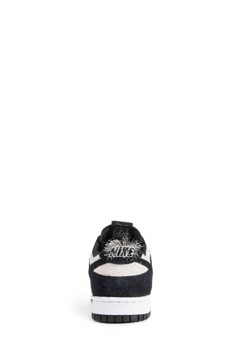 Dunk Low Retro SE Sneakers