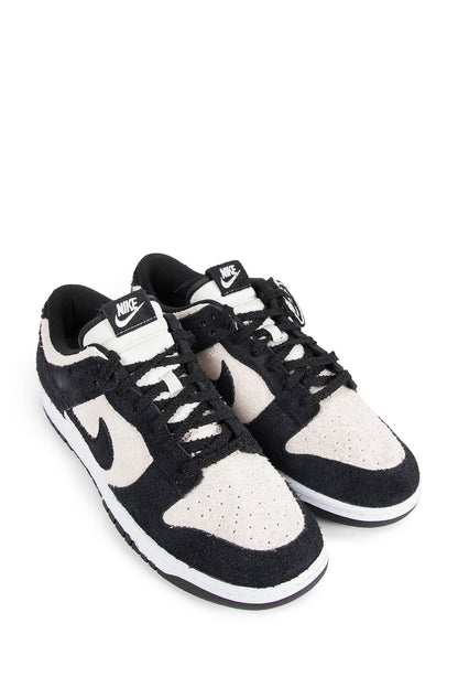 Dunk Low Retro SE Sneakers