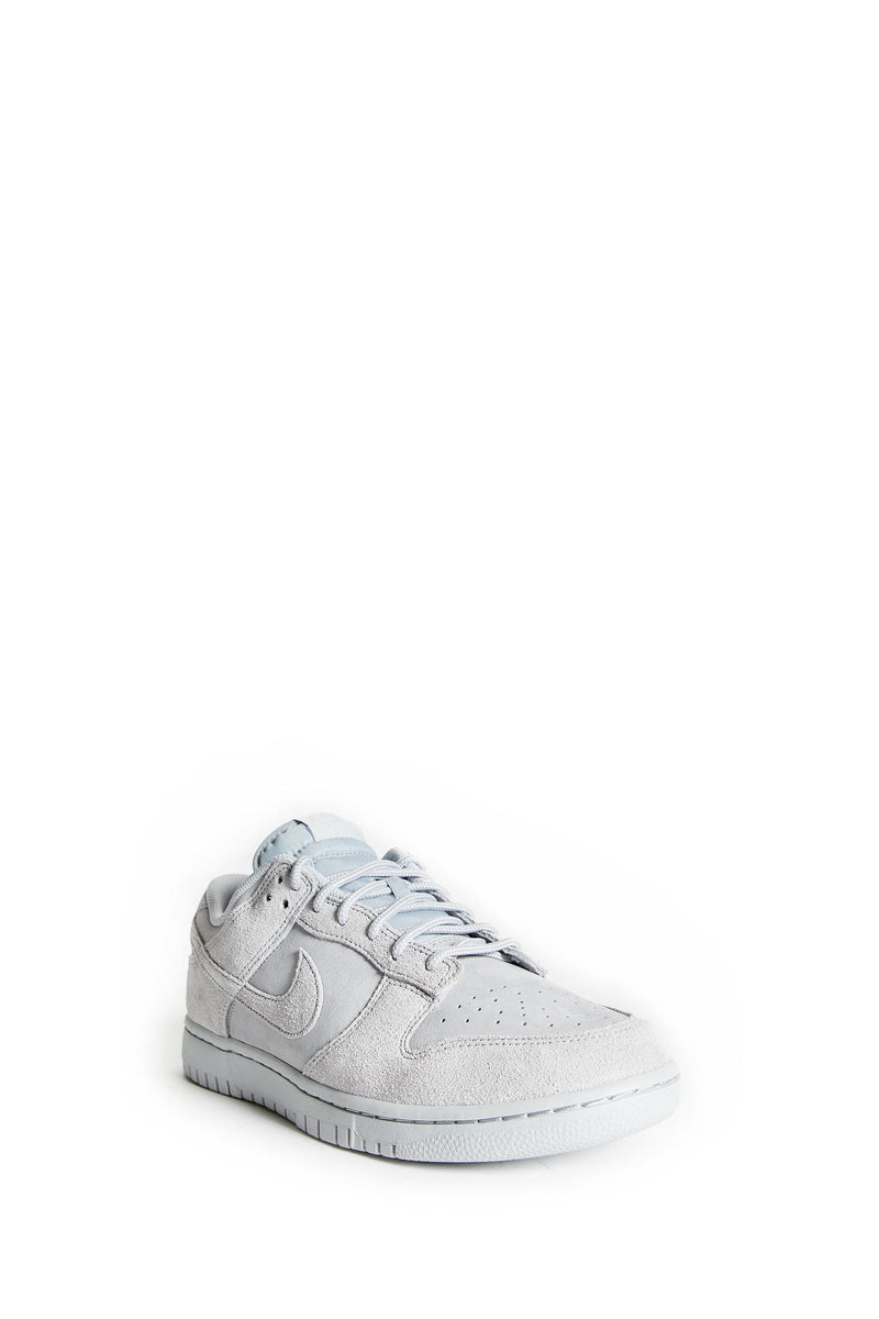 Dunk Low Retro SE Sneakers