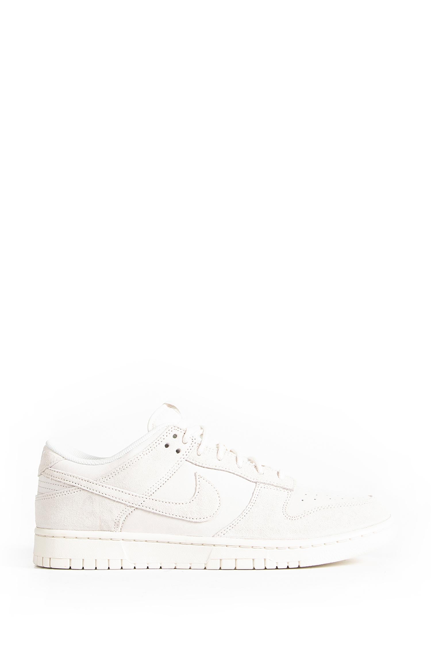Dunk Low Retro SE Sneakers