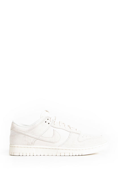 Dunk Low Retro SE Sneakers