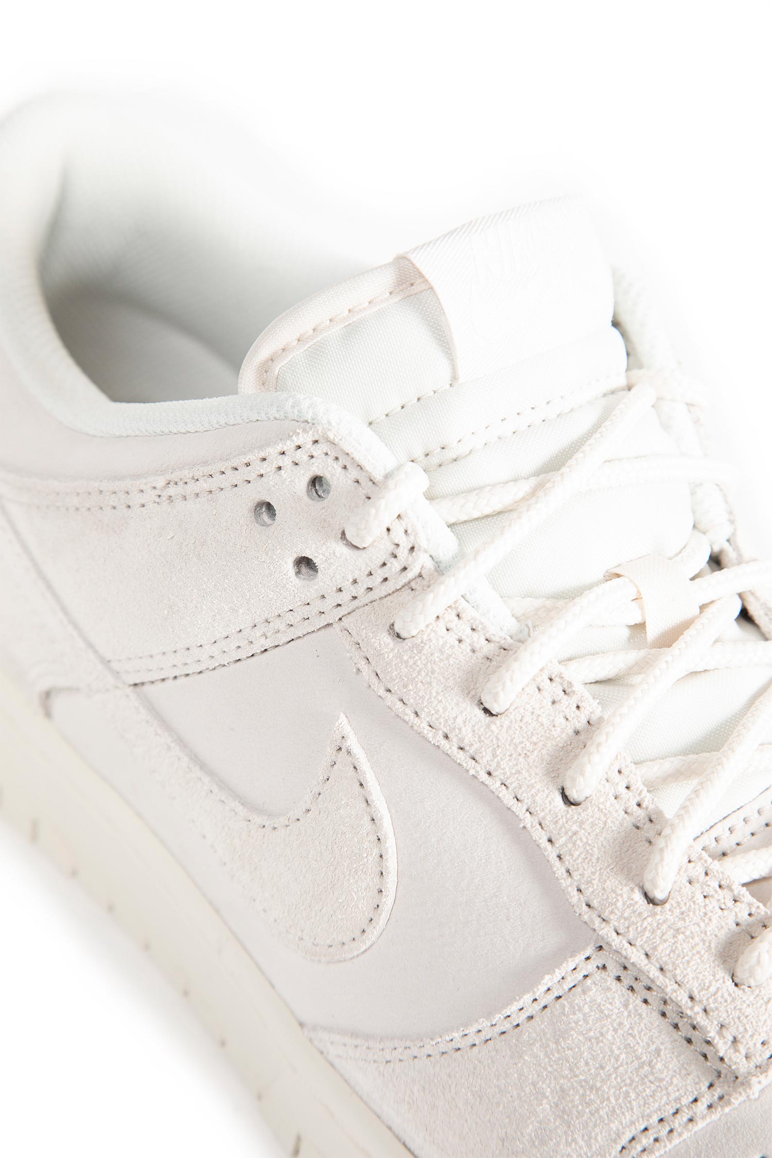 Dunk Low Retro SE Sneakers