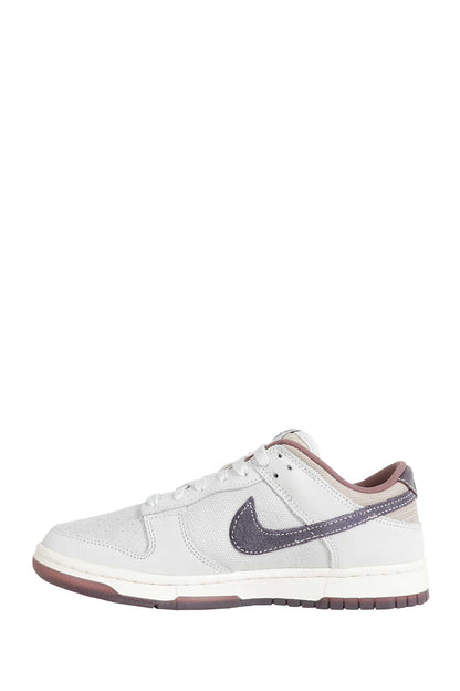 Dunk Low Retro SE Sneakers