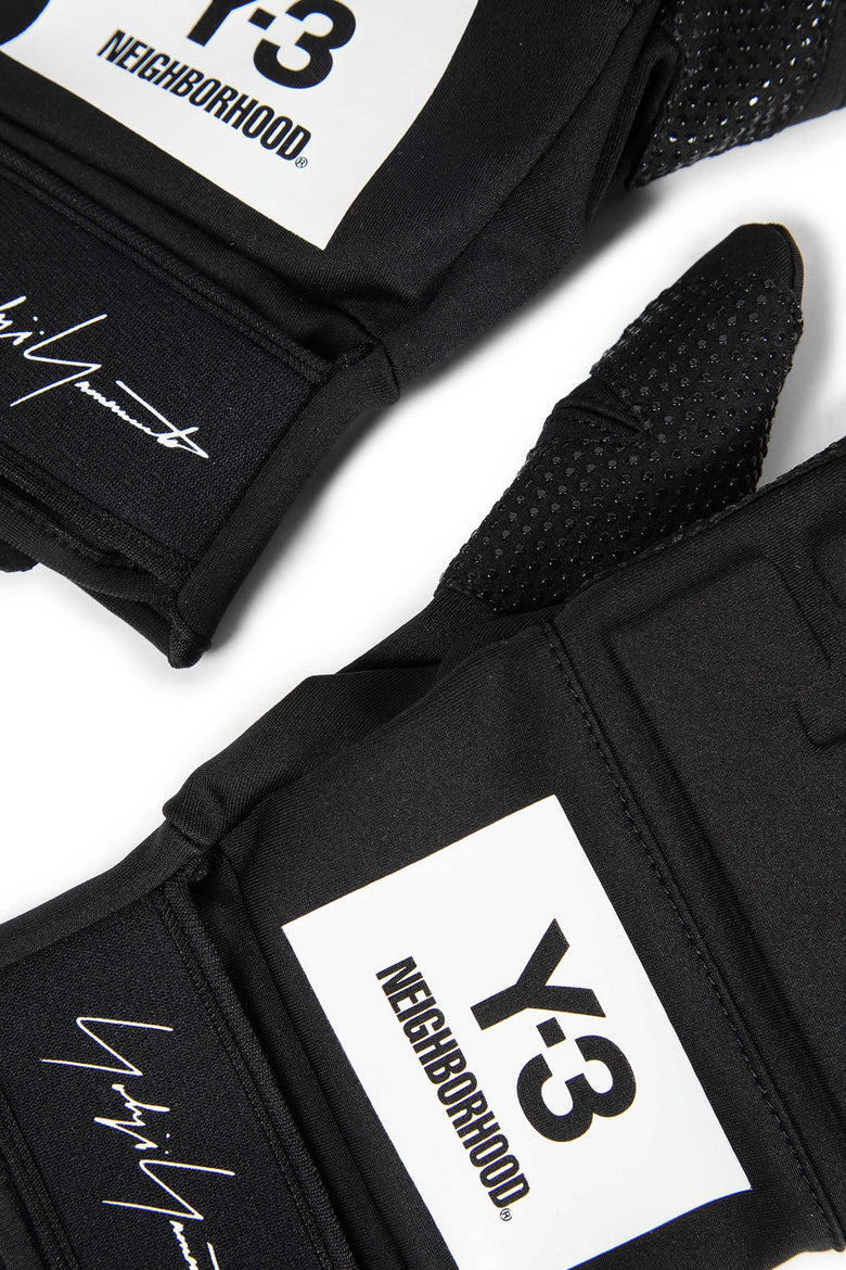 Neighbourhood Collaboration Gloves