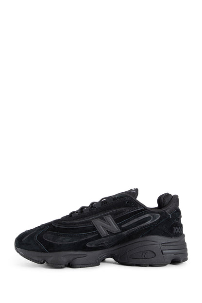 NEW BALANCE UNISEX BLACK SNEAKERS