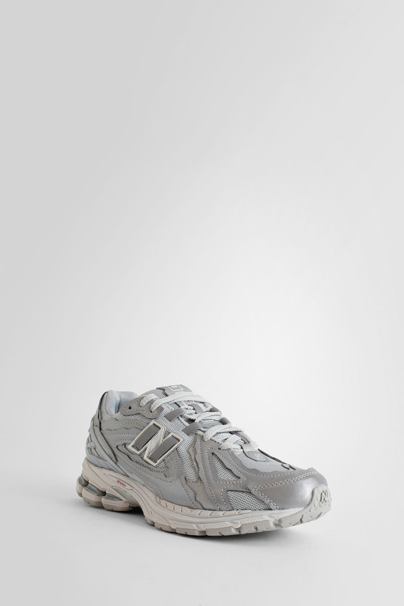 NEW BALANCE UNISEX SILVER SNEAKERS