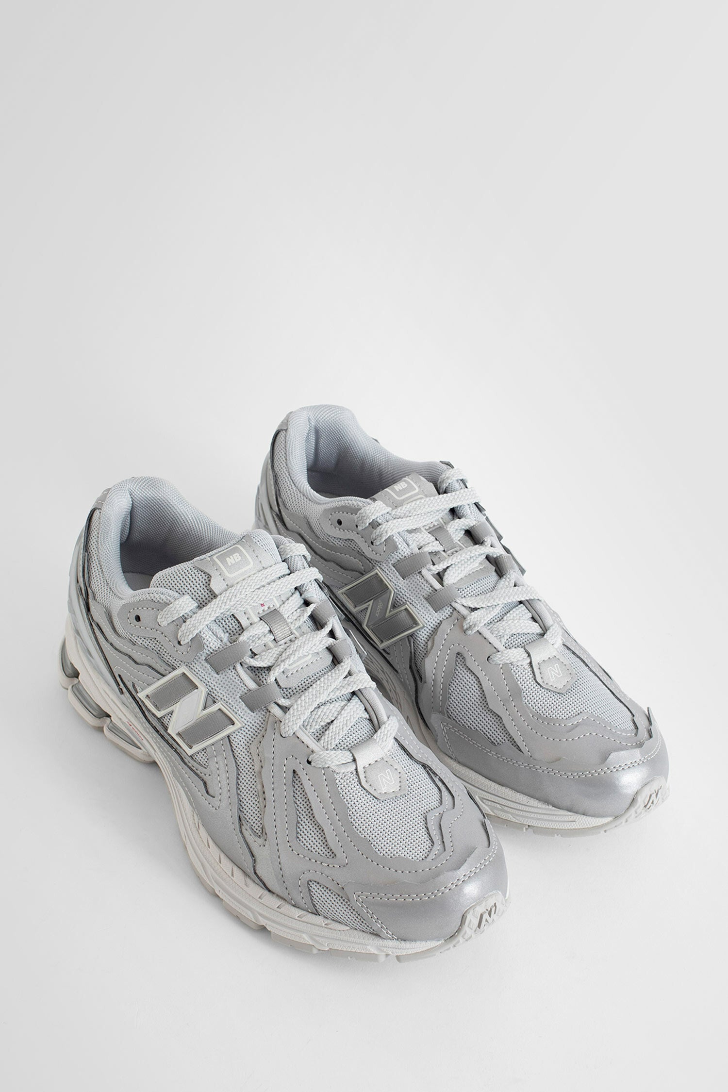 NEW BALANCE UNISEX SILVER SNEAKERS